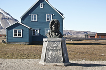 Amundsen Denkmal vor der Deutschen Forschungsstation auf Ny Alesund