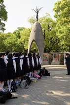 schulklasse-vor-kinder-friedensmonument-sadako-sasaki-gewidmet-2.jpg